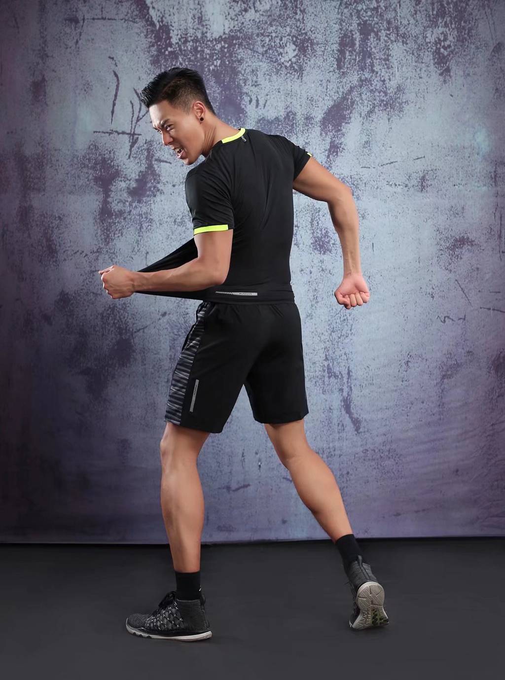 春夏新品 圓領(lǐng)短袖T恤 時(shí)尚運(yùn)動文化衫 黑色