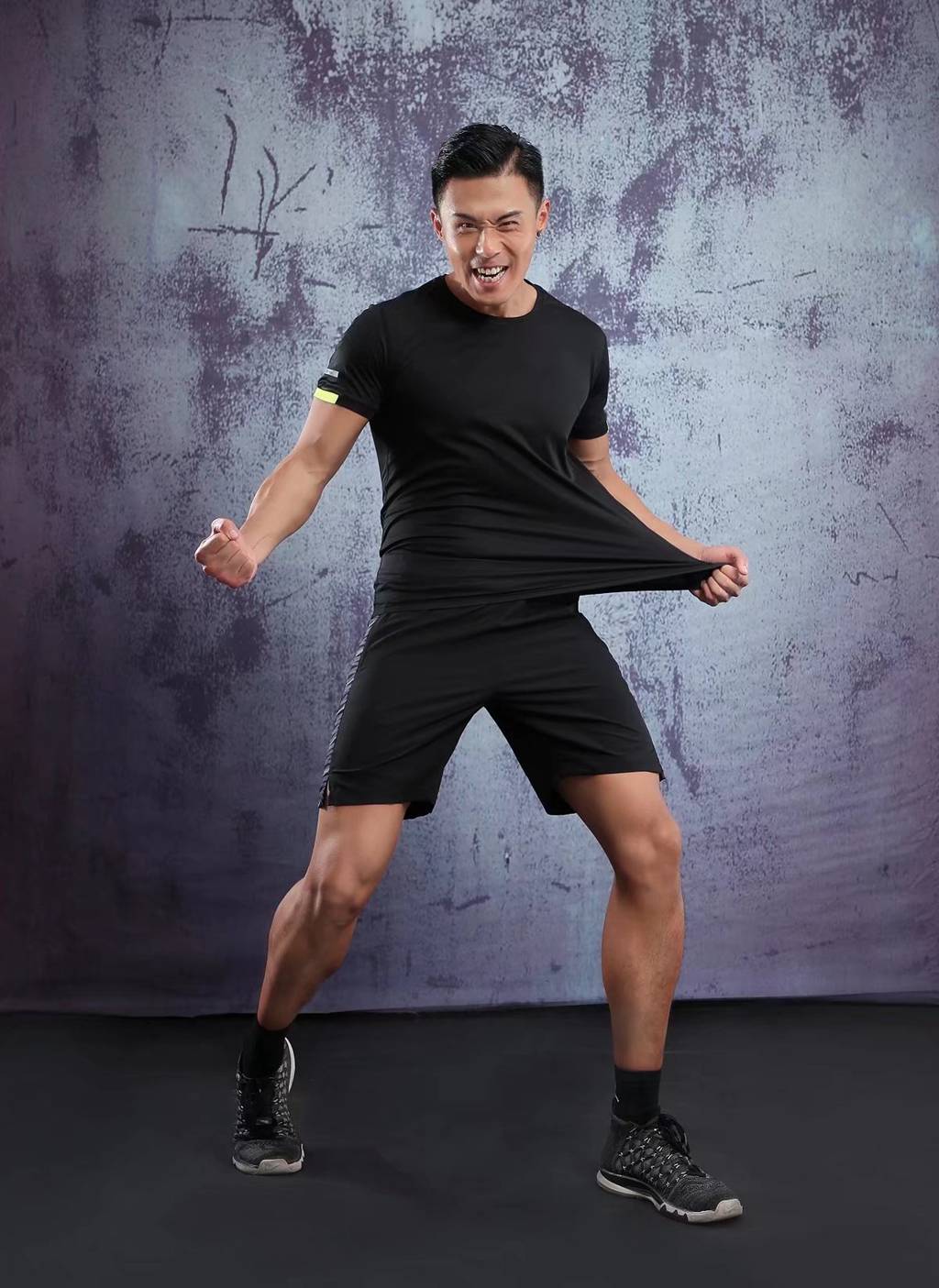 春夏新品 圓領(lǐng)短袖T恤 時(shí)尚運(yùn)動文化衫 黑色