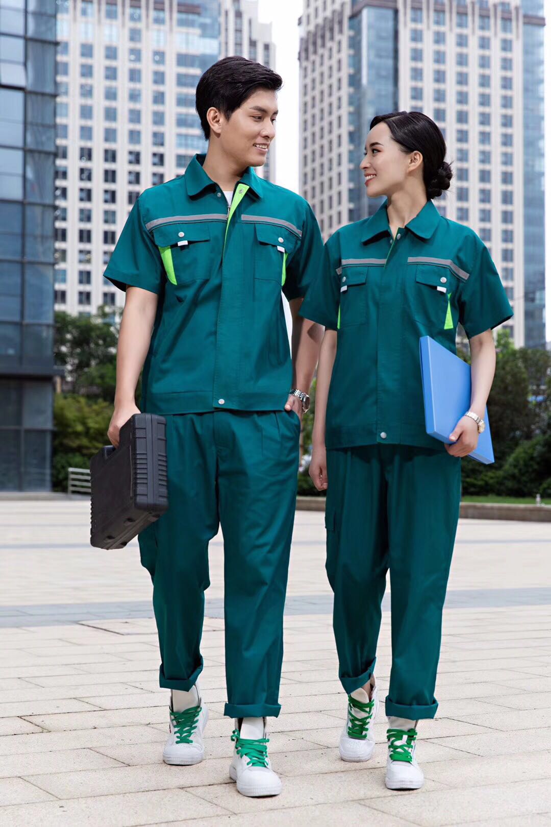 定制工作服的實(shí)用性和美觀性